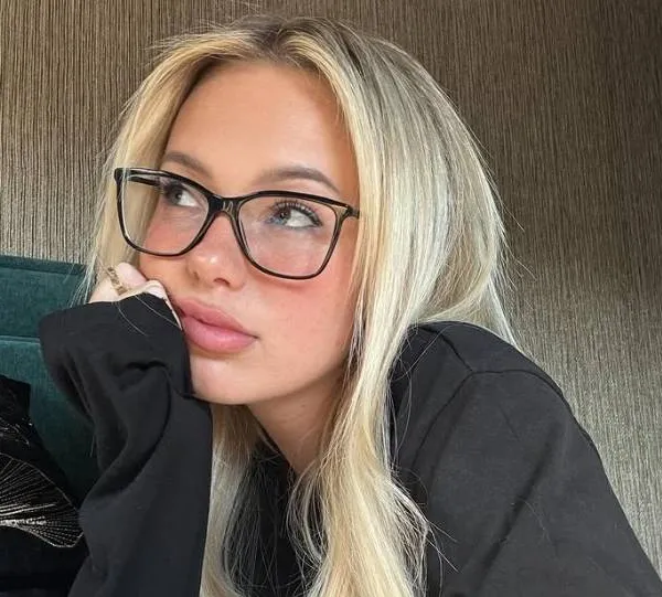 Blonde Hollandse bom Nina de Wal die zich toont in bikini... dan gaan alle mogelijke alarmbellen af! (foto's)