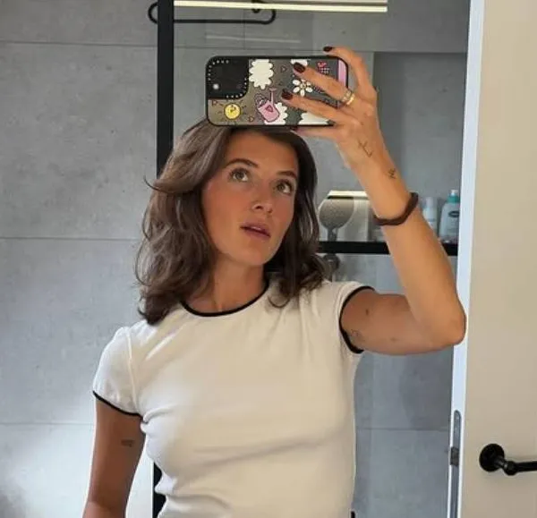 Zeg het ons: is Jamie-Lee Six een échte Vlaamse babe? Ze zet zich in lingerie voor de spiegel om je te overtuigen... (foto's)