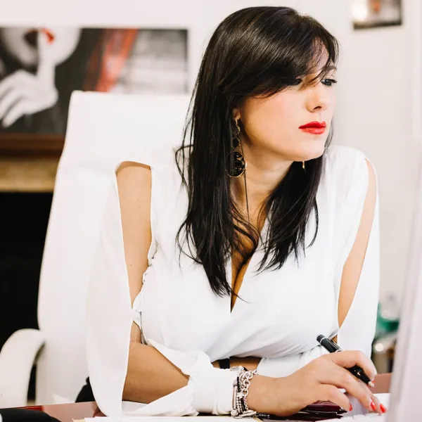 Joke (36): "Plots deed mijn knappe manager mijn slipje uit en tilde me op zijn bureau..."