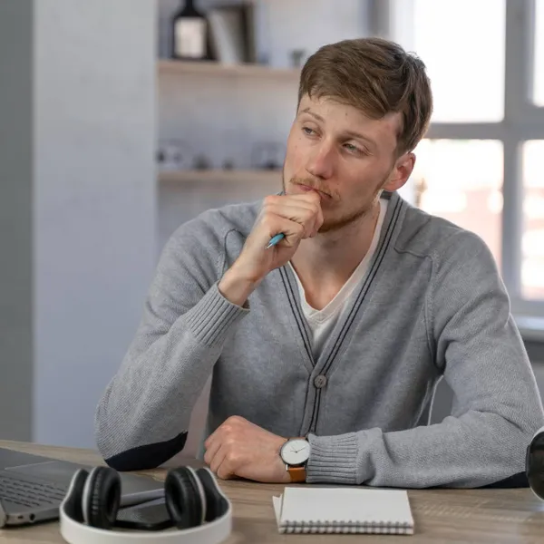 "Ik zou graag mijn sexy collega alle hoeken van de kamer laten zien... Maar er is één probleem en mijn maten lachen me ermee uit!"