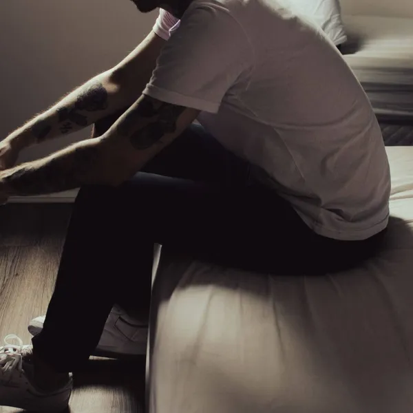 Bart (38) was op zakenreis toen een vrouwelijke collega op de deur van z'n hotelkamer klopte: "En toen maakte ze mijn broeksriem los..."