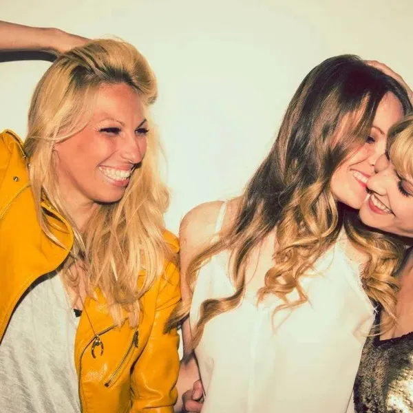 "Mijn lief draait lustig tongen met haar vriendinnen... Maar als ik naar een andere vrouw kijk, is ze woedend"