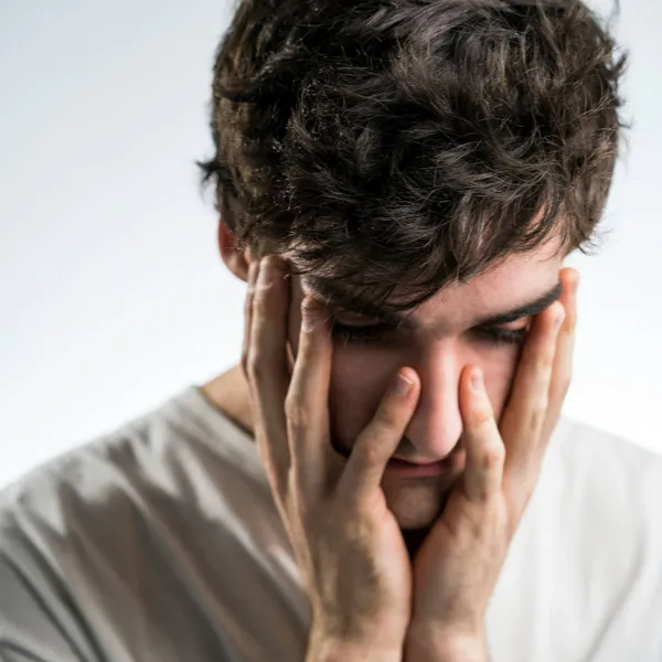 "Ik betrapte mijn lief in bed met een andere vent... Maar ze zei me dat het onderzoek was voor haar nieuwe job"