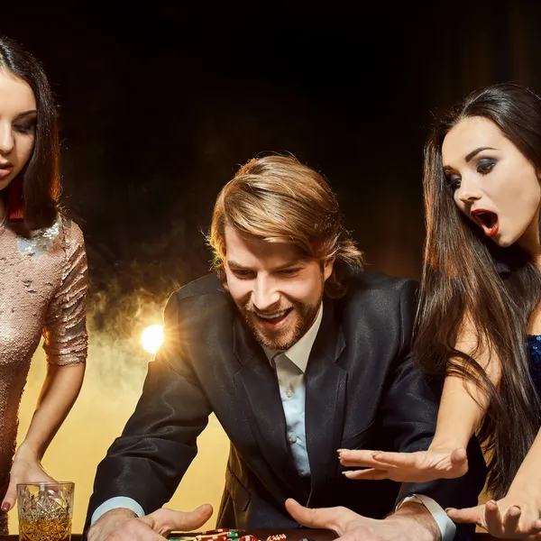 Deze celebs gokken fortuinen weg (en lachen erom)