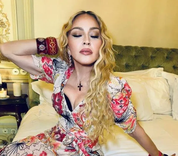 Madonna pakt uit met gewaagde outfit en laat haar 'billenwerk' van dichtbij bewonderen (foto's)