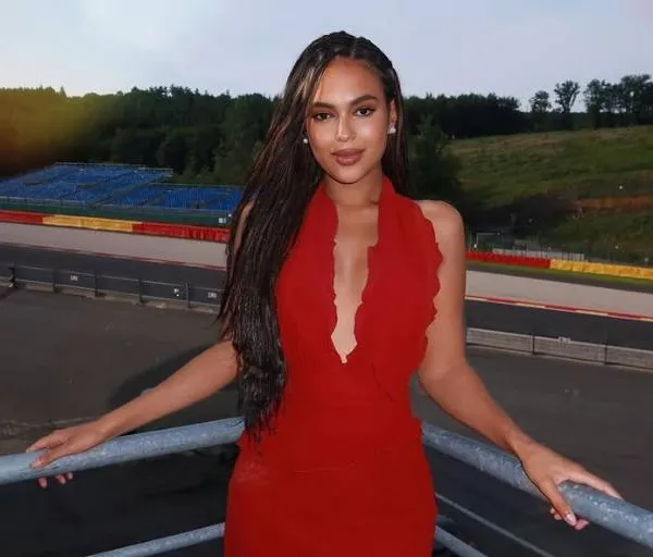 Kenza toont nog eens 'lichtjes' gekleed waarom ze één van de knapste Miss België-winnaressen van de laatste 10 jaar is (foto's)