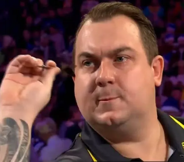 Kim Huybrechts haalt uit na vroege exit op WK darts: "Al pijnlijk genoeg en dan dat nog!"