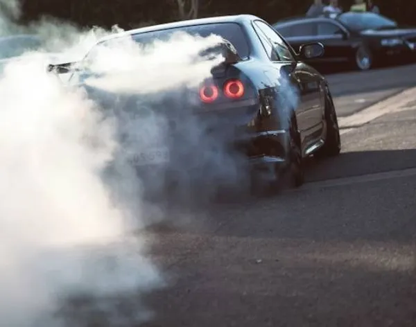 YouTuber onthult de krankzinnige onderwereld van illegale drift­races in Japan: "Bijna een mythische status!"