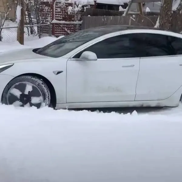 Hoe duurzaam is een Tesla écht? EV-eigenaar laat zijn auto 12 uur lang draaien in -28 graden
