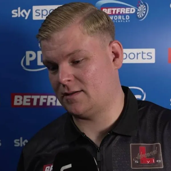 Dramatische nederlaag voor Mike De Decker op het WK darts, waarna hij zwaar uithaalt naar de fans: "De eersten om te klagen!"