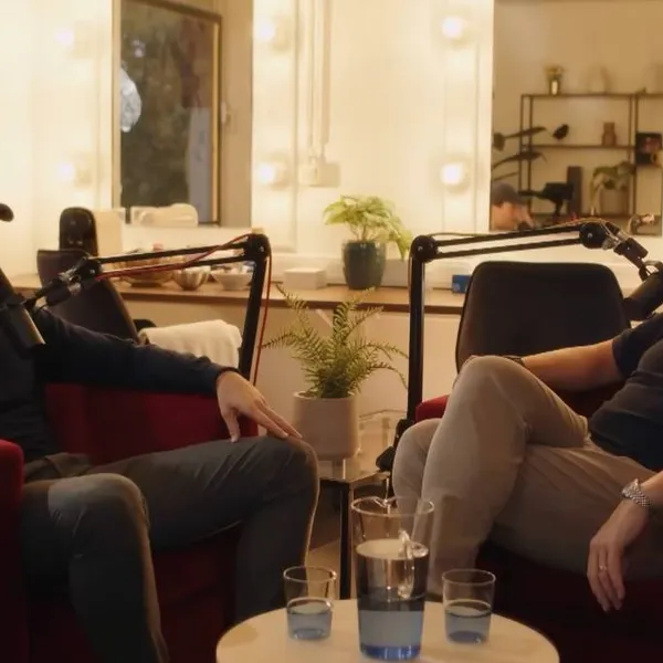 Wat zal Sarah daarvan vinden!? Viktor Verhulst onthult aan vader Gert dat hij 'twee grote blote borsten' in huis haalde