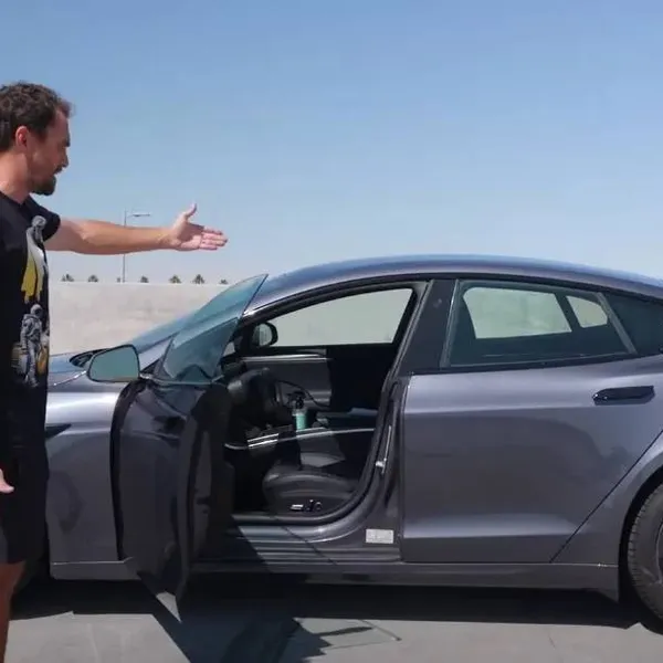 Felipe onthult waarom hij zijn Tesla zo snel mogelijk wil verkopen: "Ik verlies pakken geld!"