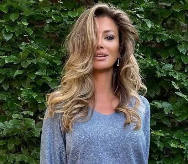 Véronique De Kock showt haar favoriete ondergoed in een filmpje waar je écht wel blij van wordt