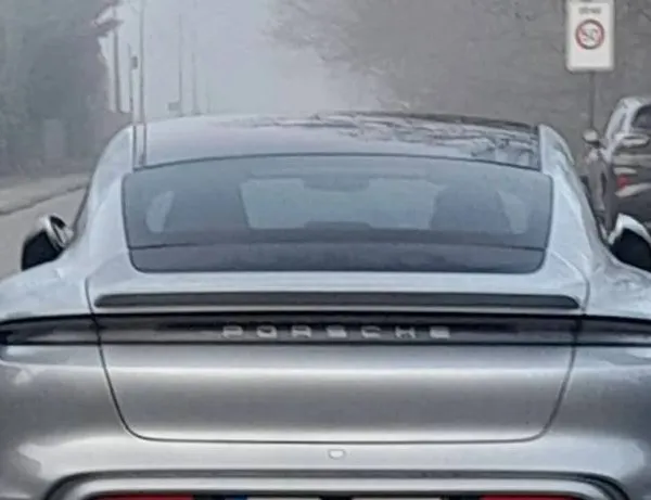 Vlaamse Porsche-eigenaar trekt aandacht met bijzondere nummerplaat: "Met z'n boekhouder samengezeten..."
