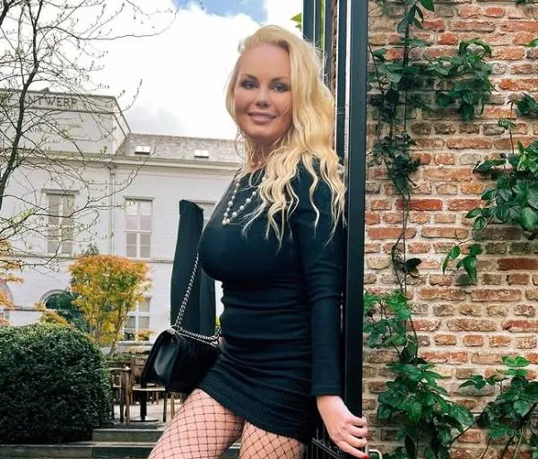 Lesley-Ann Poppe toont fier haar mooie kerstballen in een opvallende doorschijnende outfit