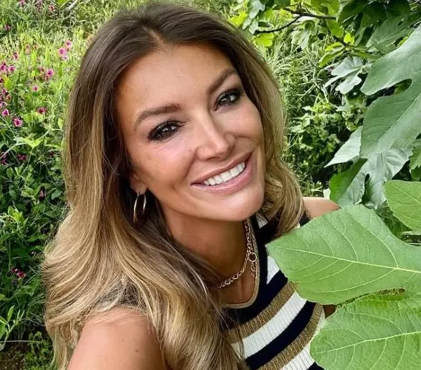 Véronique De Kock filmt zichzelf onder de douche en iedereen is weer stapelverliefd: "Iconisch, zoals altijd!"