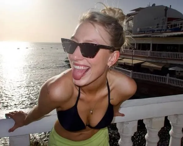 Alina uit 'De Mol' viert Kerstmis waar het iets warmer is dan in België, en poseert lustig in bikini (foto's)