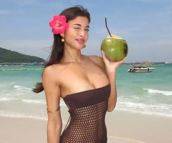 Niet blond, maar wel Zweeds én bloedheet: Lena pronkt graag met haar prachtige kokosnoten! (foto's)