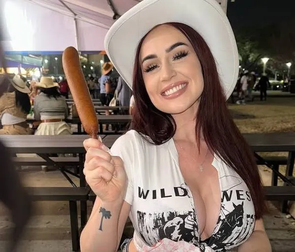 "Mijn vriend is boos dat ik het met andere mannen doe. Maar je gelooft nooit wat hij zelf stiekem doet..."