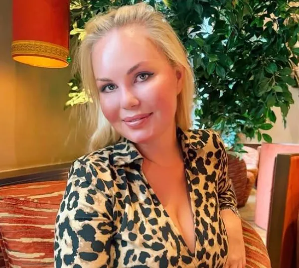 Lesley-Ann Poppe zoekt het Instagram-randje op door alles uit te gooien en in haar 'geboortekostuum' te poseren in de welness