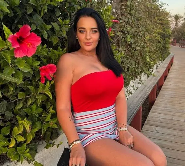 Nicolleke uit 'Massa is Kassa' deelt bikinifoto's en de commentaren zijn weer episch: "Topje te klein voor de hoeveelheid t**t!"