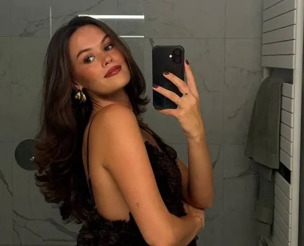 Ex-Miss België Annelies Törös laat zich nog eens zien in bikini en da's verplicht beeldmateriaal voor 'kunstliefhebbers'