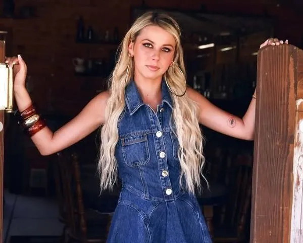 Haliey Welch, aka 'The Hawk Tuah-girl', kruipt in bikini op een paard, en dat maakt online wel wat los (foto's)