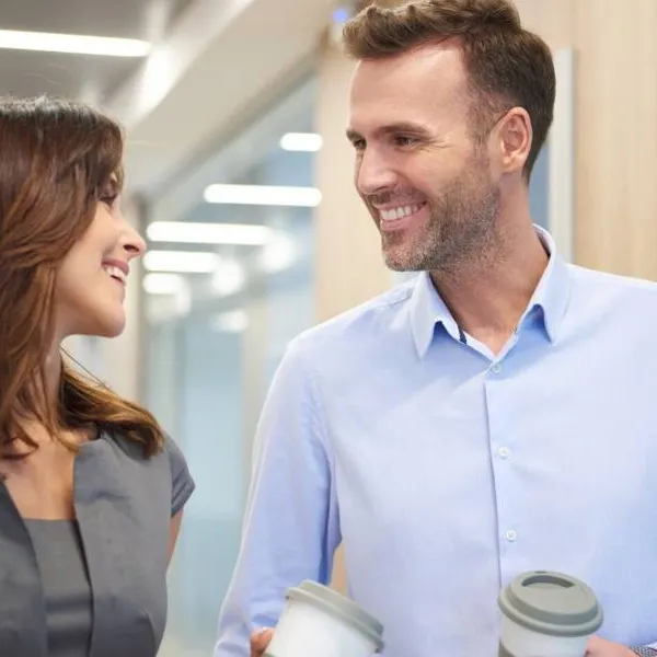 "Mijn nieuwe collega raakte plots mijn arm aan... Een paar minuten later liet hij me alle hoeken van de vergaderzaal zien!"