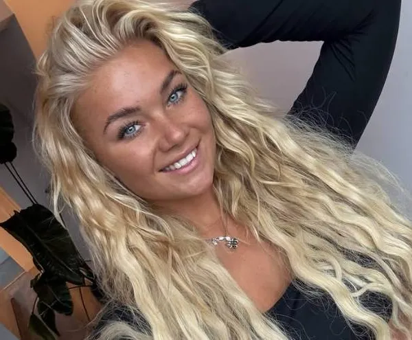 Hollandse godin Nikki deelt heerlijke bikinifoto's en iedereen verdrinkt in haar boezem, euhm... ogen