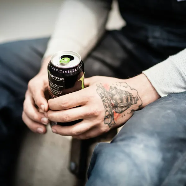 Gamer (/idioot) drinkt 12 energiedrankjes in 10 minuten en dat loopt dramatisch af: "Hij wilde een show opvoeren"