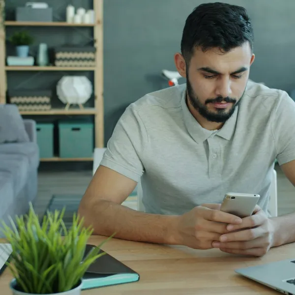 Veiligheidsexperts waarschuwen: deze instelling van je smartphone kan je kwetsbaar maken voor gevaarlijke aanvallen