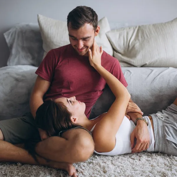 Wetenschappers onthullen op welke (verrassende) leeftijd het seksuele verlangen van mannen écht zijn hoogtepunt bereikt