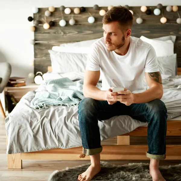 "Na een lange werkdag staat mijn vriendin al bovenaan de trap, klaar om me te bespringen. Toch zit er iets me dwars..."