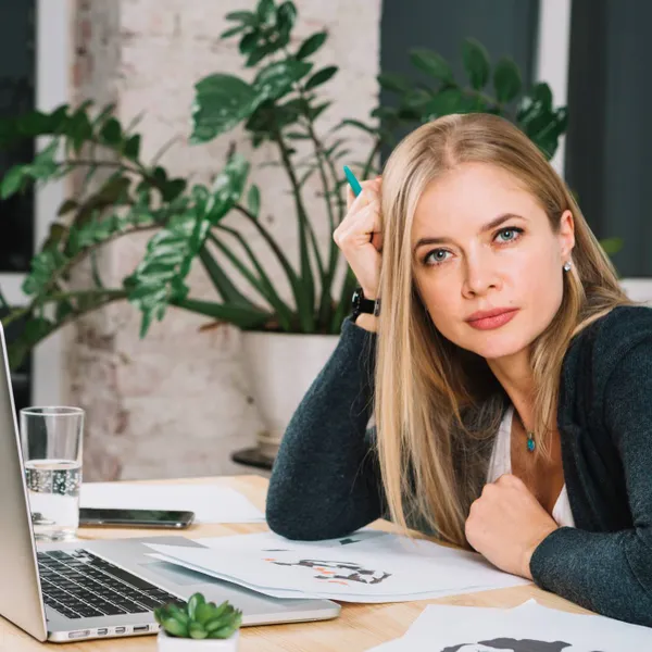 Sandra (33) over haar 'geheime lunch' op het werk: "Ik heb seks nodig om goed te kunnen presteren, dus dan trek ik met hem naar de toiletten..."