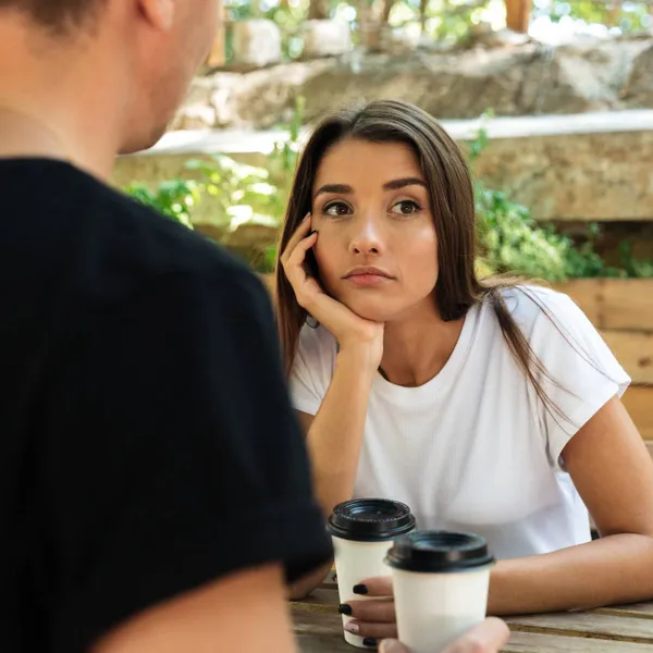 "Mijn moeder staat zo heet van mijn nieuw lief... Soms zit ze letterlijk met haar hand in zijn broek!"
