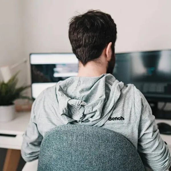 Gezondheidsexperts waarschuwen thuiswerkers: "Ze lopen meer risico op deze ene aandoening..."