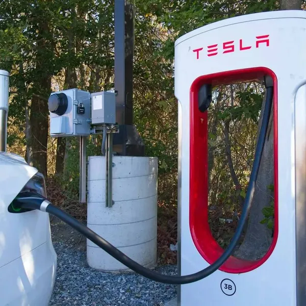 Laadkosten vergeleken met benzine over een volledig jaar: Tesla-eigenaar gooit zijn financiën op tafel