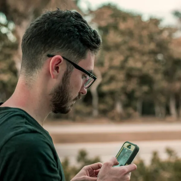 Een voormalige inlichtingenofficier van de CIA legt precies uit hoe je telefoon 'meeluistert', en het is serieus beangstigend