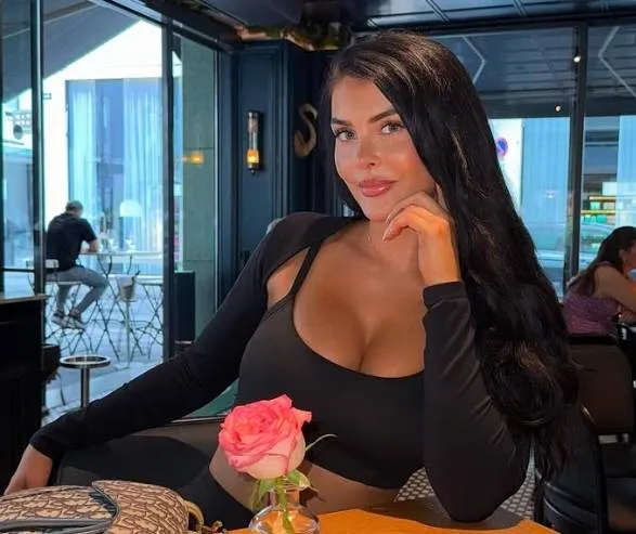 Lisa is geen fan van mannen, wel van haar pikante speeltjes... Wij zijn vooral fan van haar schaars geklede foto's!