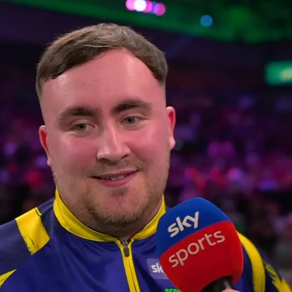 Luke Littler passeert wéér langs de kassa: dit waanzinnige bedrag ontvangt hij van een van zijn sponsors