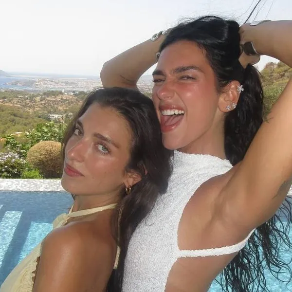 Dua Lipa en zus Rina poseren samen in bikini en dat is 'hotter than hell' (foto's)