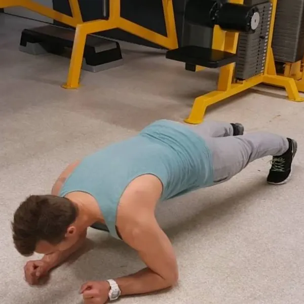 Expert onthult precies hoe lang je, afhankelijk van je leeftijd, een plank moet kunnen vasthouden