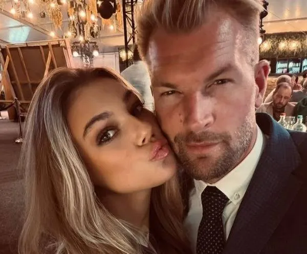 'RVG' scoort weer een (19 jaar jonger) nieuw lief. En hoe kunnen we ze beter introduceren dan met enkele snikhete kiekjes...