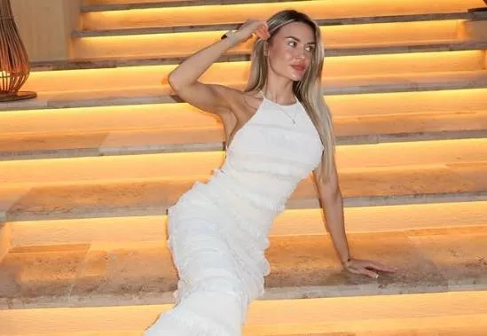 Nieuwe seizoen van 'Megan' van start... Dat vieren we graag met enkele van haar lekkerste bikinifoto's!