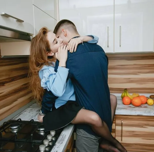 Koppel gaat stevig van bil in de keuken wanneer plots hun vrienden voor hun neus staan: "En toen vroegen ze of ze mochten meedoen..."