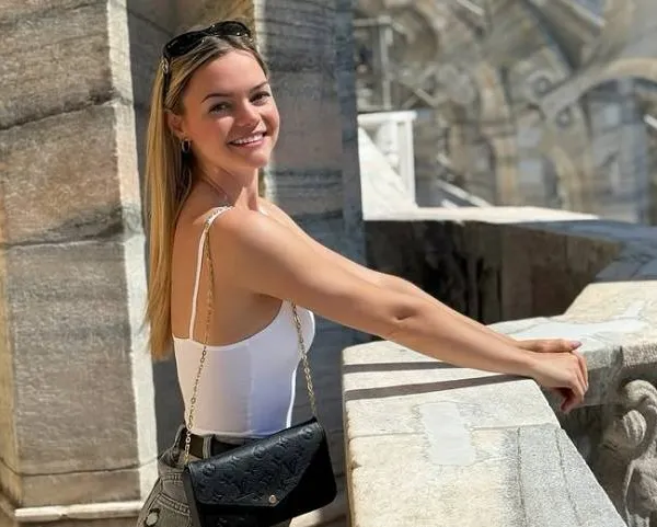 Allesbehalve ijskoud! Loena Hendrickx verruilt haar schaatspakje voor een paar 'hete' bikini's (foto's)