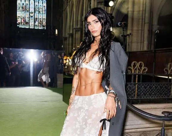 Het relatieadvies van natuurfilmlegende Mia Khalifa is erg duidelijk: "Gooi dat soort mannen onmiddellijk buiten!"