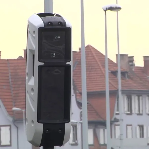 Geflitst door AI: nieuwe superflitspalen op Vlaamse wegen zijn echte 'monsters' en kunnen je veel geld kosten