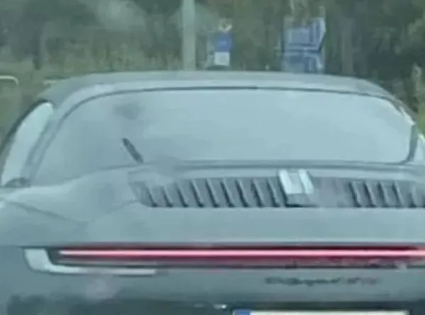 Vlaamse Porsche-eigenaar toont met speciale nummerplaat dat hij geen fan is van de winter