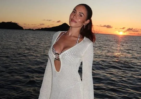 Sarah Puttemans trakteert ons op close-up bikinifoto's... en je verdwaalt bijna in het 'heuvellandschap'